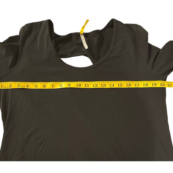 Lolë Black Long Sleeve Cut-Out Back Tunic Top - XL - Picture 5 of 7